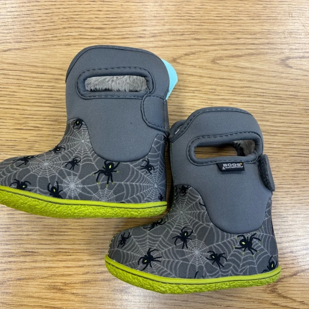 Bogs charming gray